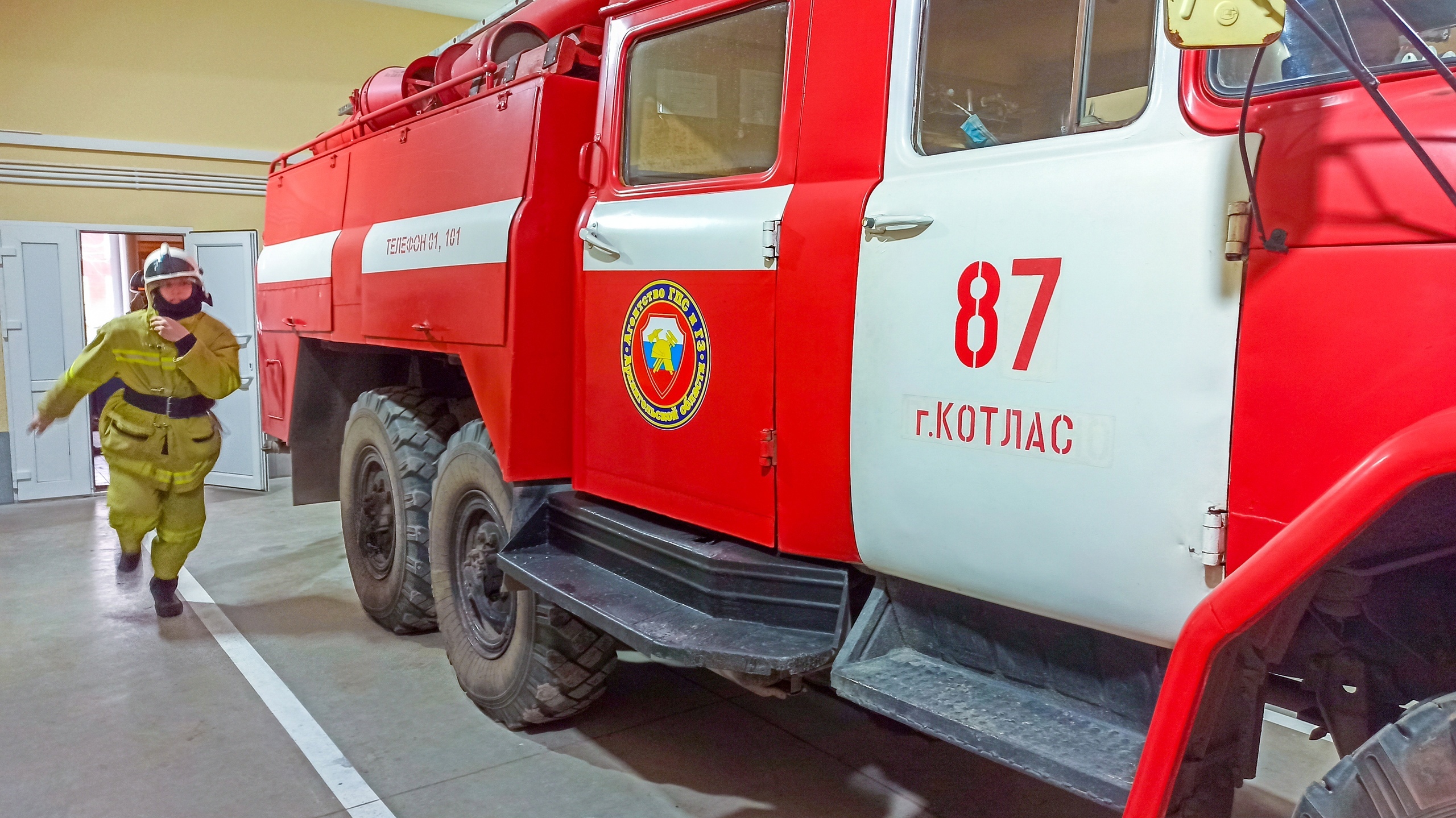 Будущие огнеборцы прошли боевую практику в пожарной части.