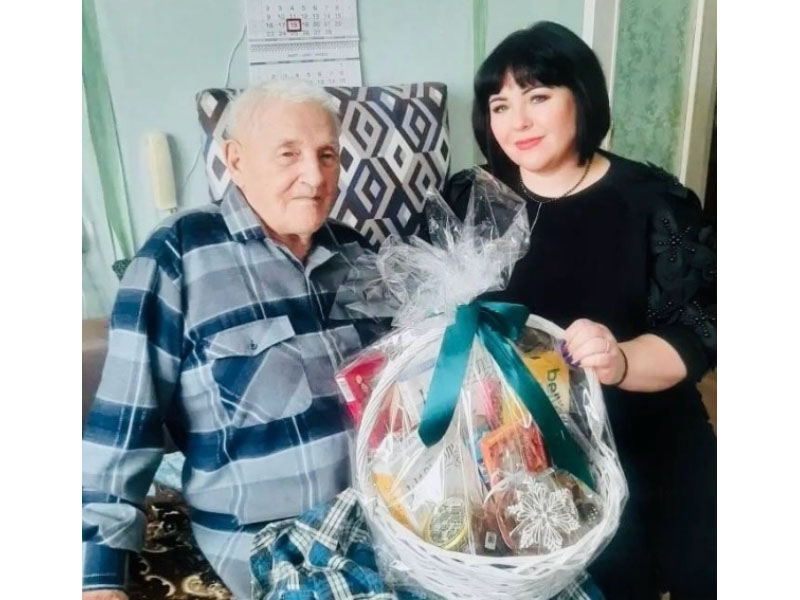 Ветераны Котласа получили поздравления и памятные подарки ко Дню защитника Отечества.