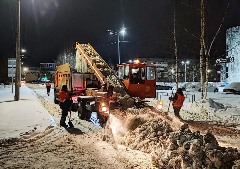 Во время снегопадов дорожные службы переходят на усиленный режим работы..