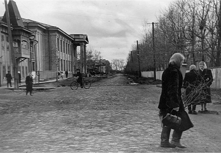Улица Ленина, слева здание банка. 1950-е годы..