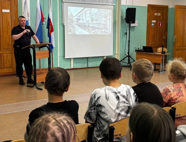 В летнем школьном лагере при МОУ СОШ № 5 состоялось важное и познавательное мероприятие — профилактическая встреча со старшим участковым уполномоченным МО МВД России «Котласский» Антоном Мельничуком. В летнем школьном лагере при МОУ СОШ № 5 состоялось важное и познавательное мероприятие — профилактическая встреча со старшим участковым уполномоченным МО МВД России «Котласский» Антоном Мельничуком.